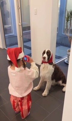 サンタごっこをするププくんと女の子8