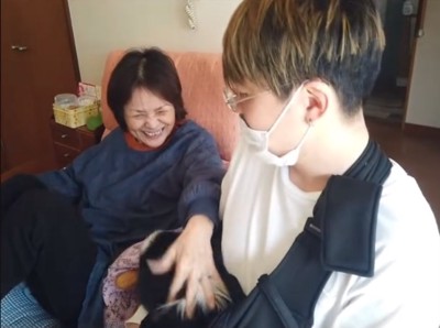 子犬を撫でる女性