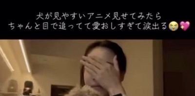 顔を覆う人