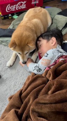 床に寝転がる男の子