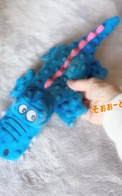 手に持たれたぬいぐるみ