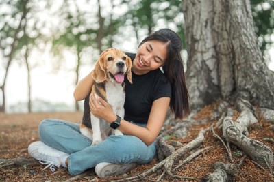 女性と犬