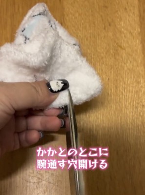 靴下にハサミを入れる人