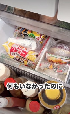 冷蔵庫の中をチェックする