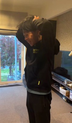 頭を抱えて満面の笑み