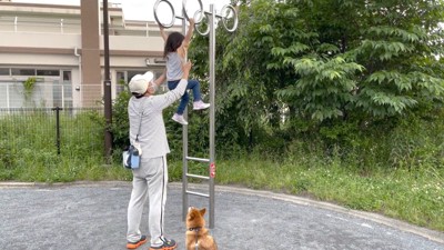 心配そうに見守る花子ちゃん