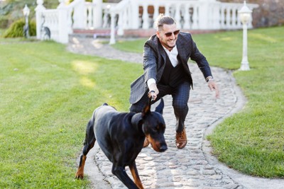 逃げようと走り出す犬