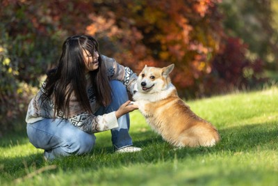 外で遊ぶ女性と犬