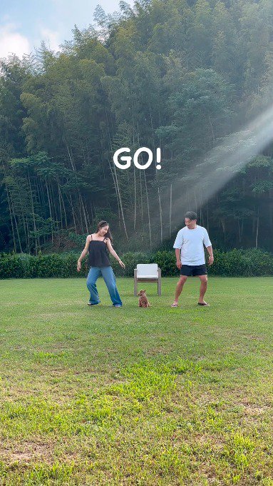 走り出す女性と男性