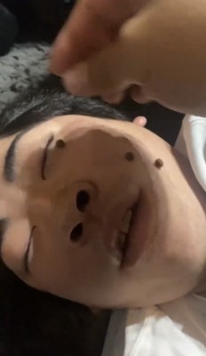 顔にドッグフードを並べられる男性