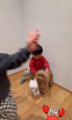 背中をヨシヨシ