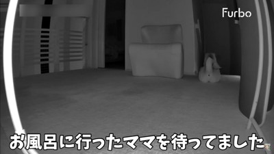 ママを待つ後ろ姿にキュン♡