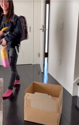 困惑した様子で歩く女の子