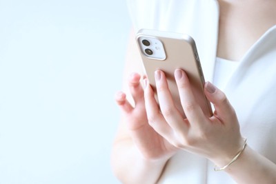 スマホを持つ手元