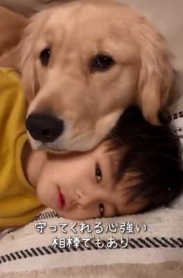 男の子に顔を乗せるエルくん