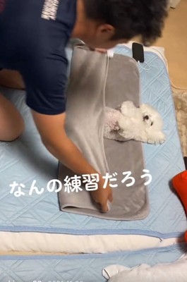 おくるみの下側をかける