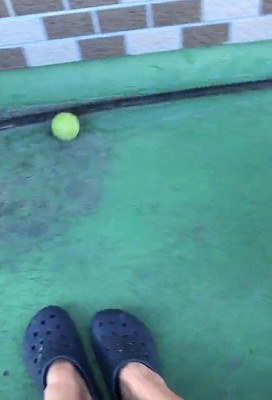口からボールをポトリ