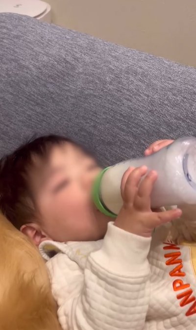 ミルクを飲む赤ちゃん