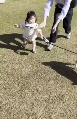 引っ張られるみーちゃん