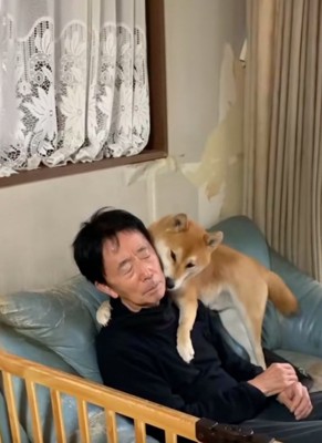 お父さんに覆いかぶさるじろうくん