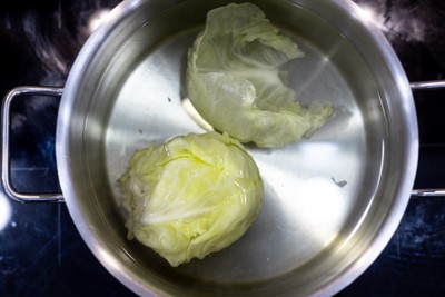 キャベツを茹でる