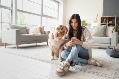 一緒にスマホを見る