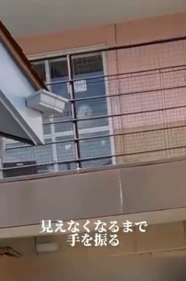 手を振り続けるエマくん