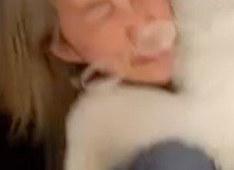 女性の耳から落ちるメガネ