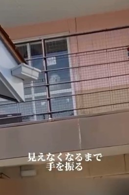 お見送りするエマくん