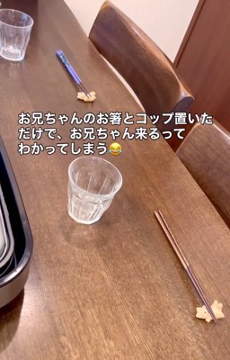 お兄ちゃんの食器を置いたお母さん