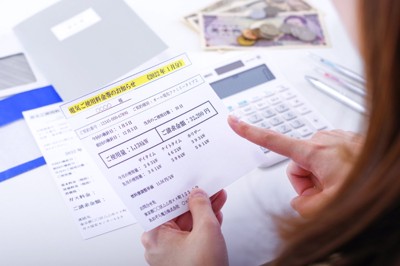 電気料金を確認する女性