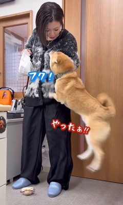 嬉しそうにピョンピョン♪