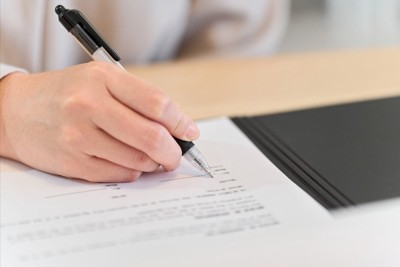 書類に記入する手
