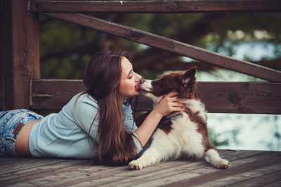 犬と同じ姿勢をとる女性