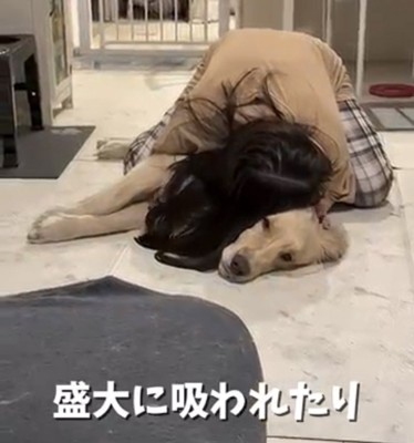友人に首元へ顔をうずめられる麹くん