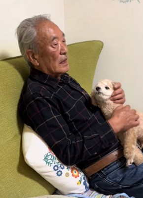 イチャイチャするおじいちゃんと犬