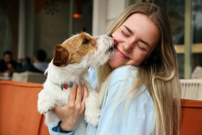 女性の顔を舐める犬 