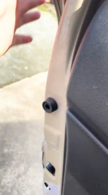 車から降りてドアを閉めようとする投稿者