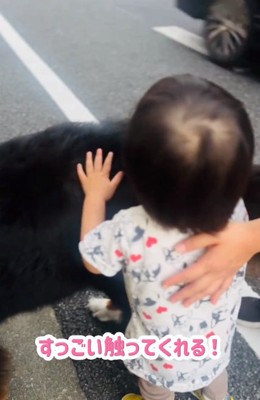 背中を撫でる男の子