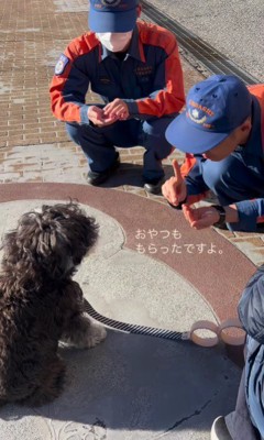 朝礼後のおやつも凛々しく！