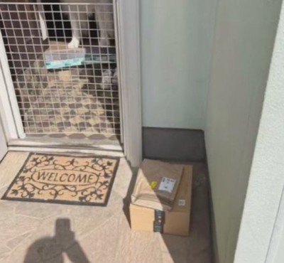 荷物の奥に誰かいる！？