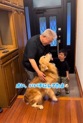 撫でられるマッシュくん