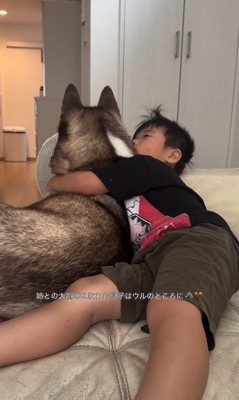 男の子を慰めるウルくん2