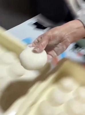 大切そうに持たれるお餅