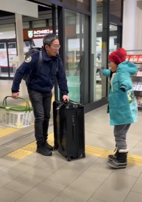 何かを持っている…?