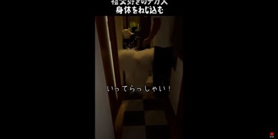 散歩に出発するグレートピレニーズとおじいちゃん