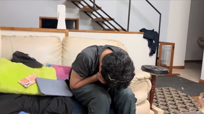 泣き真似する男性2