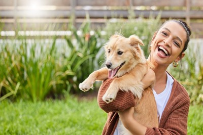 犬と触れ合う女性
