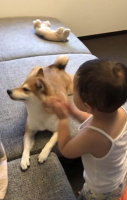 手拍子する女の子