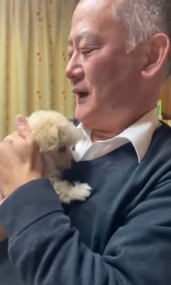 子犬を抱っこするお父さん